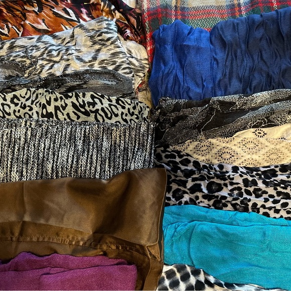 Bundle of 20+ scarves - Picture 3 of 3